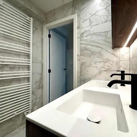 Beautiful With Parking Close To The Sea & Center Apartment *