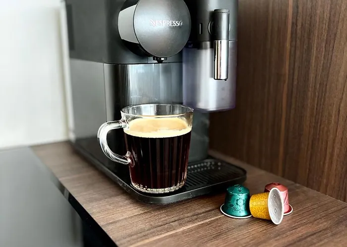 Beautiful With Parking Close To The Sea & Center Apartment *